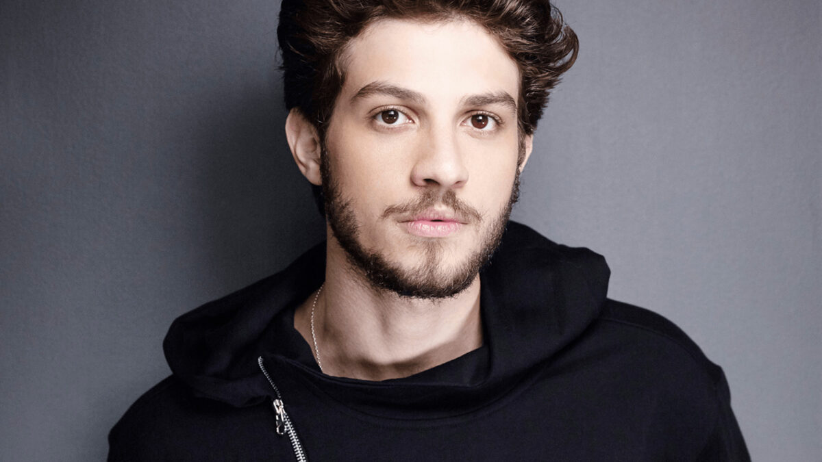 Ator Chay Suede de casaco preto