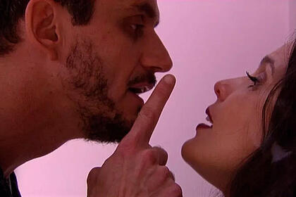 Marcos levanta o dedo para emily em briga no bbb 17