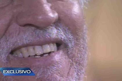 Sorriso do ator Nuno Leal Maia em reportagem do programa Gugu