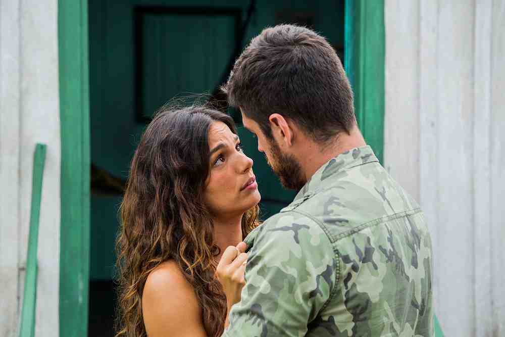Ritinha olha para Zeca em cena da novela A Força do Querer