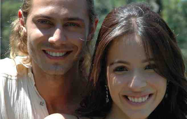 Juba e Cecília sorridentes em cena de Bicho do Mato