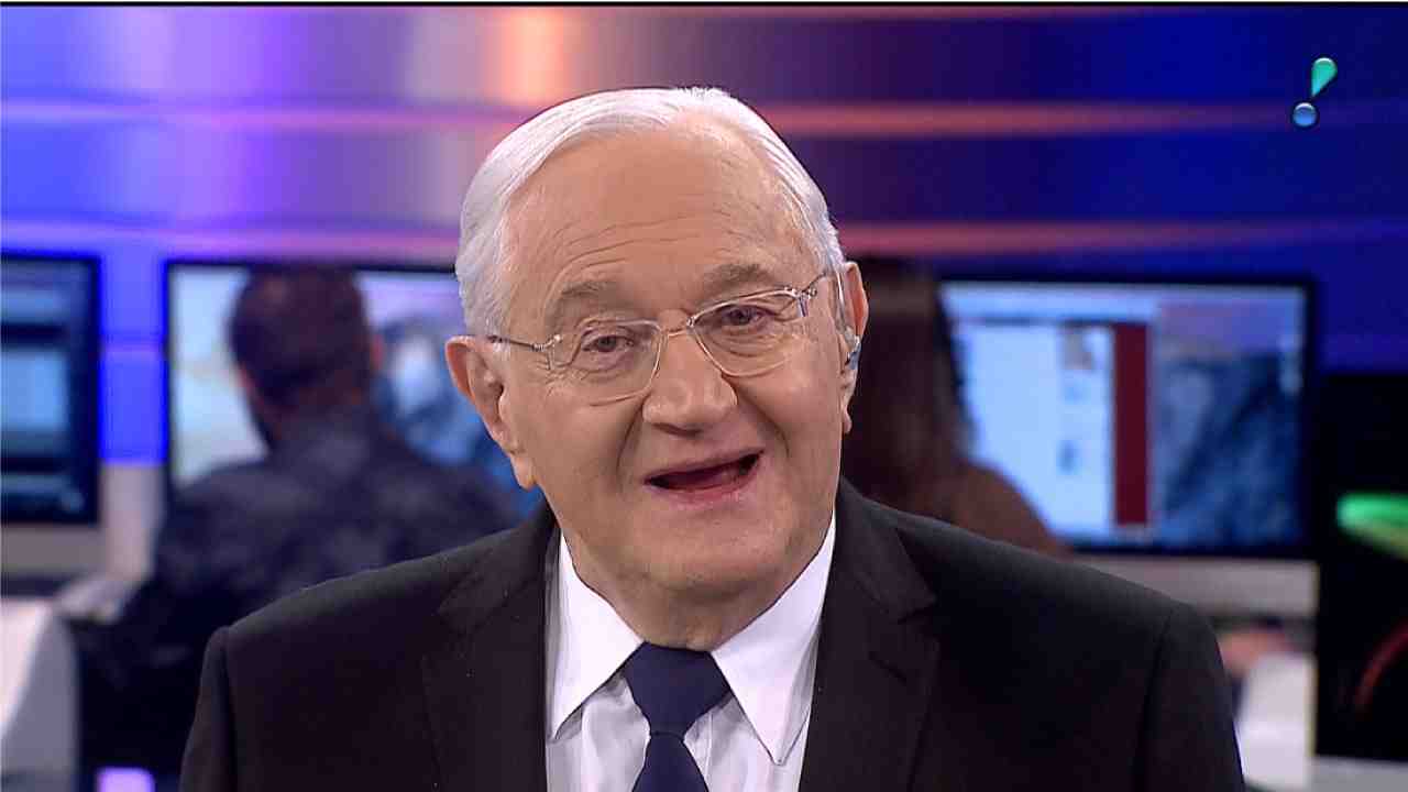 Boris Casoy apresentando o RedeTV News