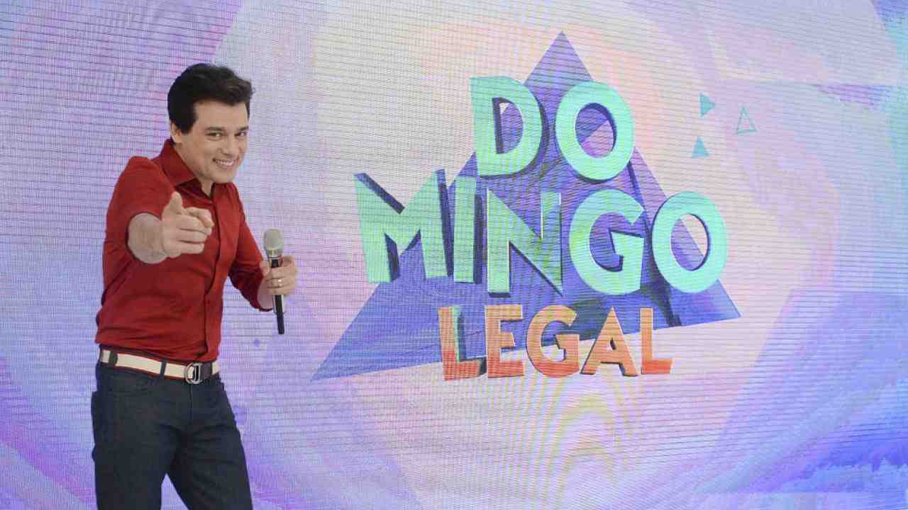 Celso Portiolli no comando do Domingo Legal