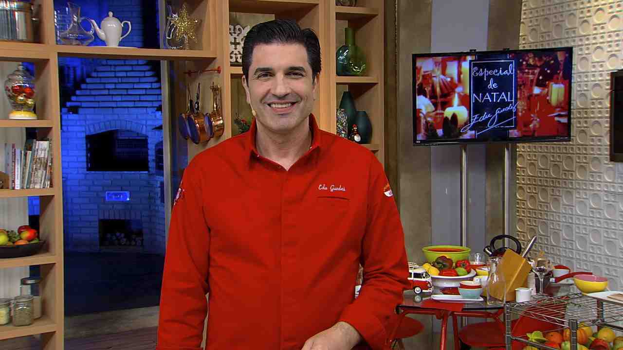 Edu Guedes no cenário do seu programa na RedeTV!