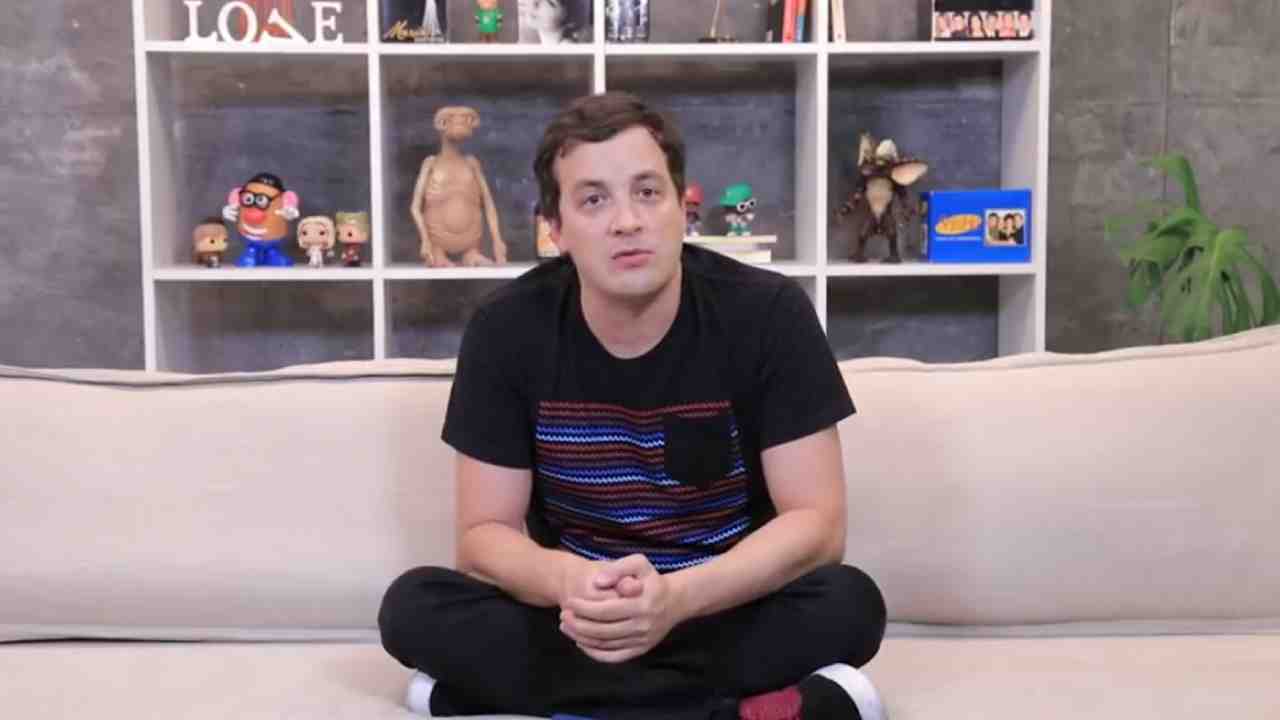 Rafael Cortez sentado no sofá