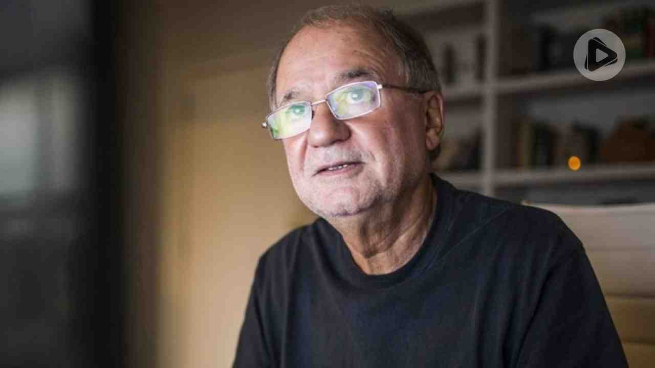 Autor de novelas Marcílio Moraes usando óculos