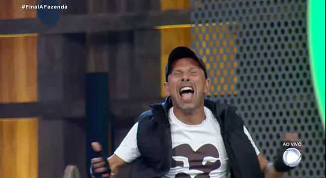 Rafael Ilha comemora vitória na grande final do reality show A Fazenda (Foto: Reprodução/Record TV)