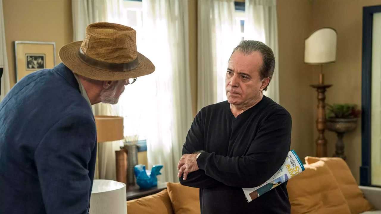 Sóstenes (Marcos Caruso) fala para Olavo (Tony Ramos)