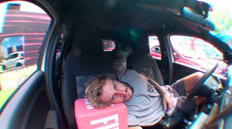 Alan deita no carro do BBB 19