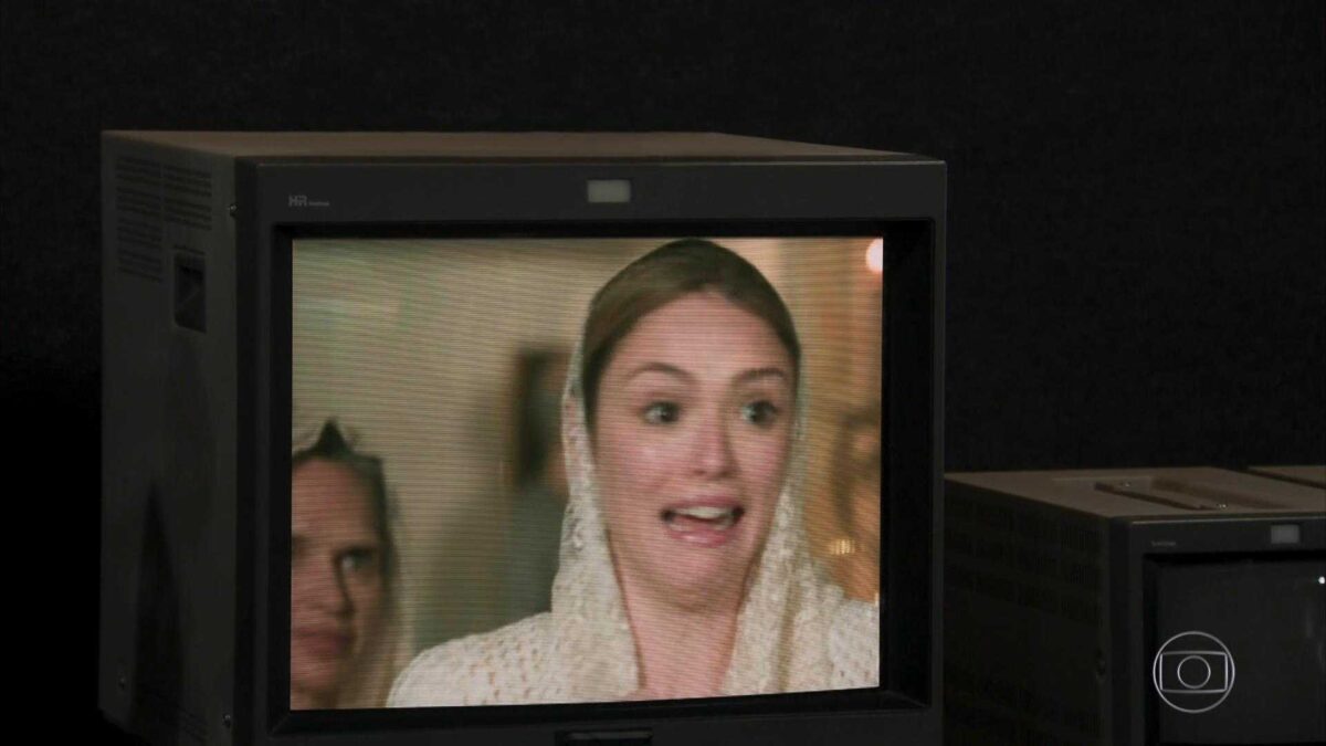 Isabelle Drummond em cena da estreia de Verão 90