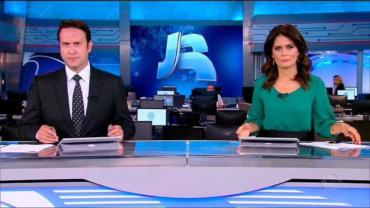 Eduardo Ribeiro e Adriana Araújo apresentando o 'Jornal da Record