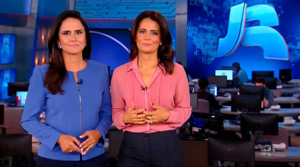 Carla Cecato e Adriana Araújo apresentando o JR