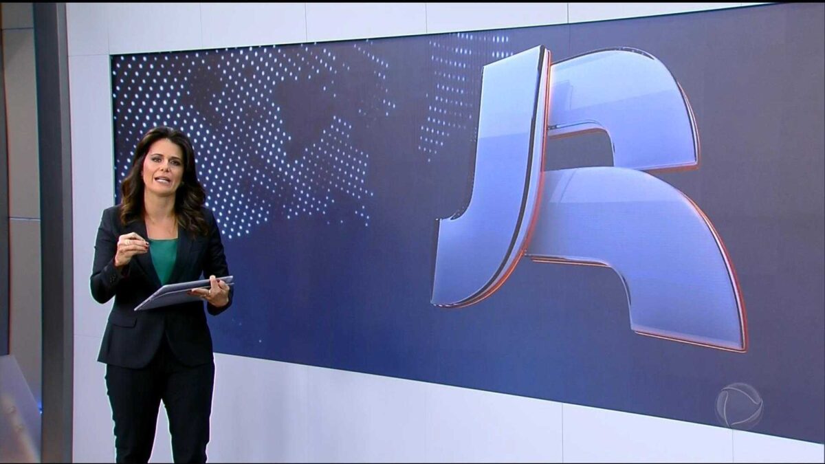Adriana Araújo apresentando o JR