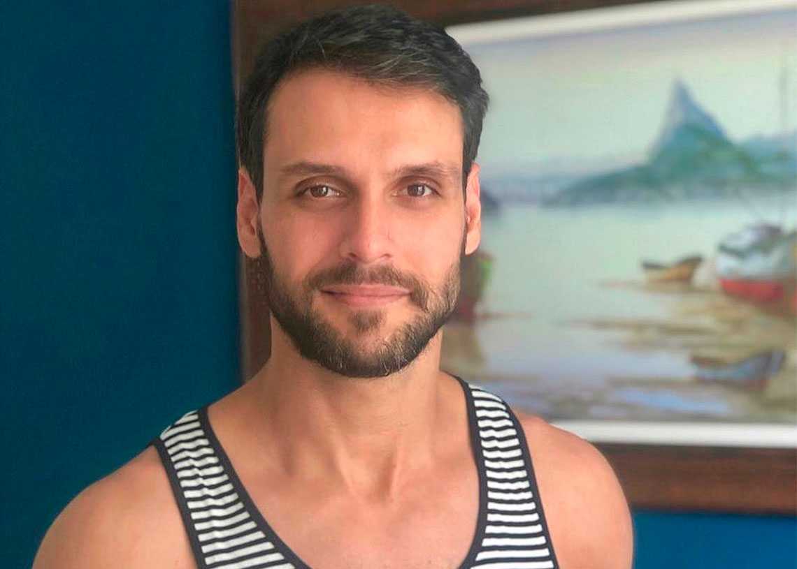 Felipe Cunha caracterizado como Antônio, protagonista da nova novela da Record TV