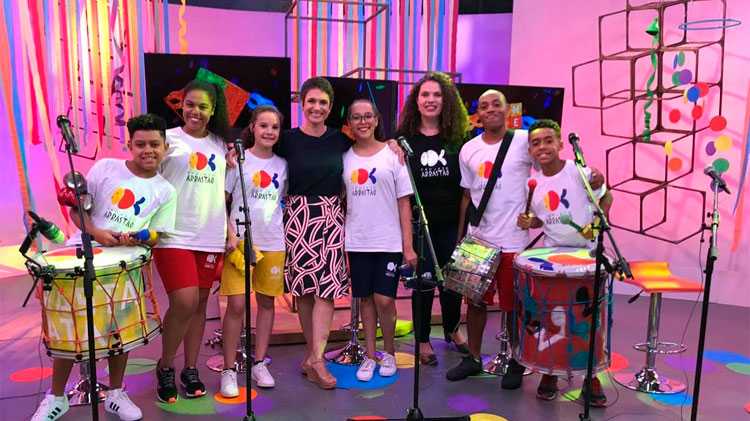Sandra com jovens músicos da ONG Arrastão. no Como Será?