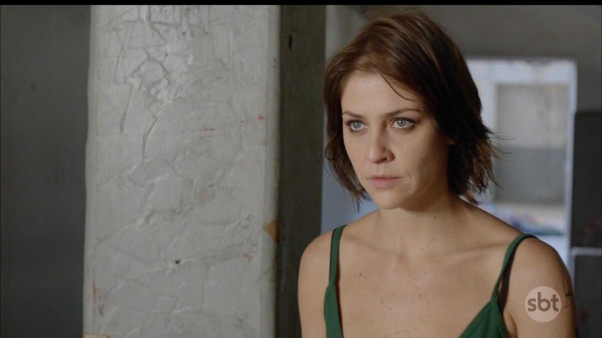 Joana (Christiana Ulbach) na estreia da segunda temporada de "A Garota da moto"