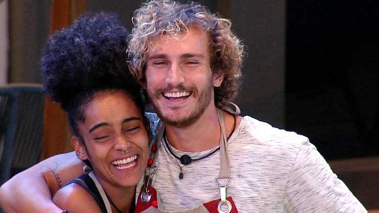 Alan abraça Gabriela depois da prova do líder