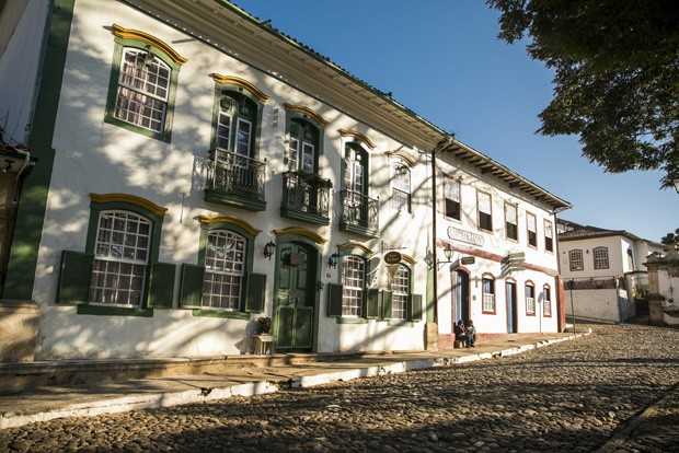 incêndio atinge casa na cidade cenográfica de espelho da vida