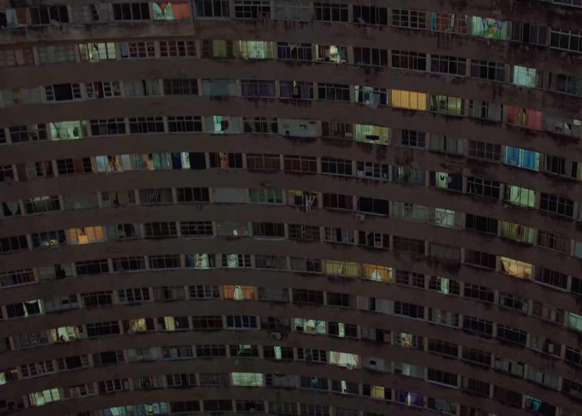 Edifício Holiday em cena da minissérie "Justiça"