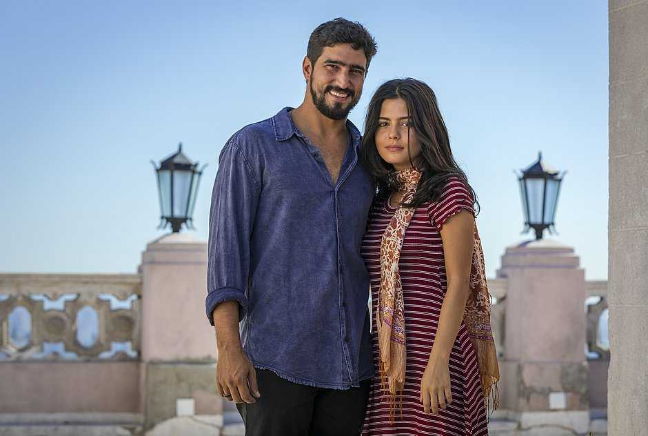 Julia Dalavia e Renato Góes em cena da novela "Órfãos da terra"