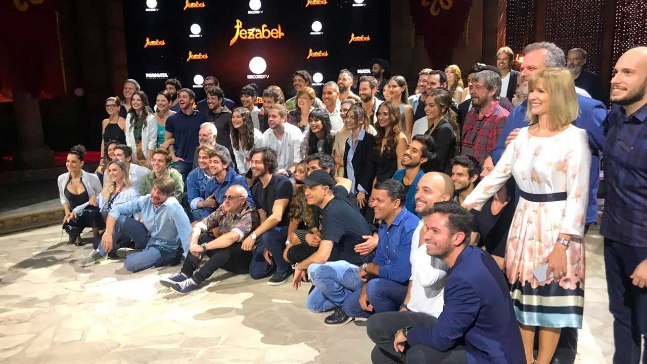 Elenco da macrossérie Jezabel na coletiva de imprensa