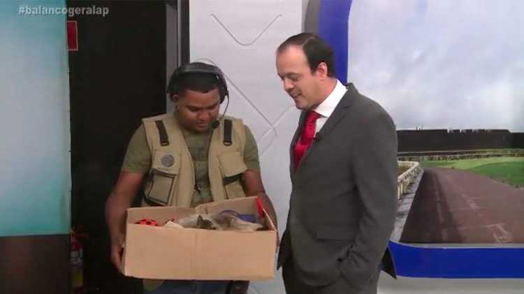 Apresentador Luis Eduardo observa os ilustres moradores do seu cenário
