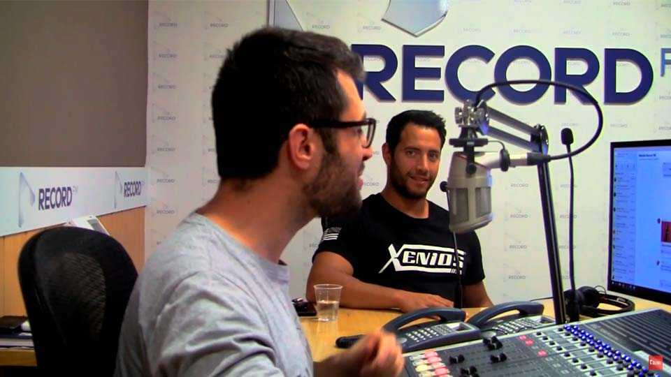 Locutor Nelson Almeida entrevista um especialista em Crossfit em um dos programas da Rádio Record FM de Portugal