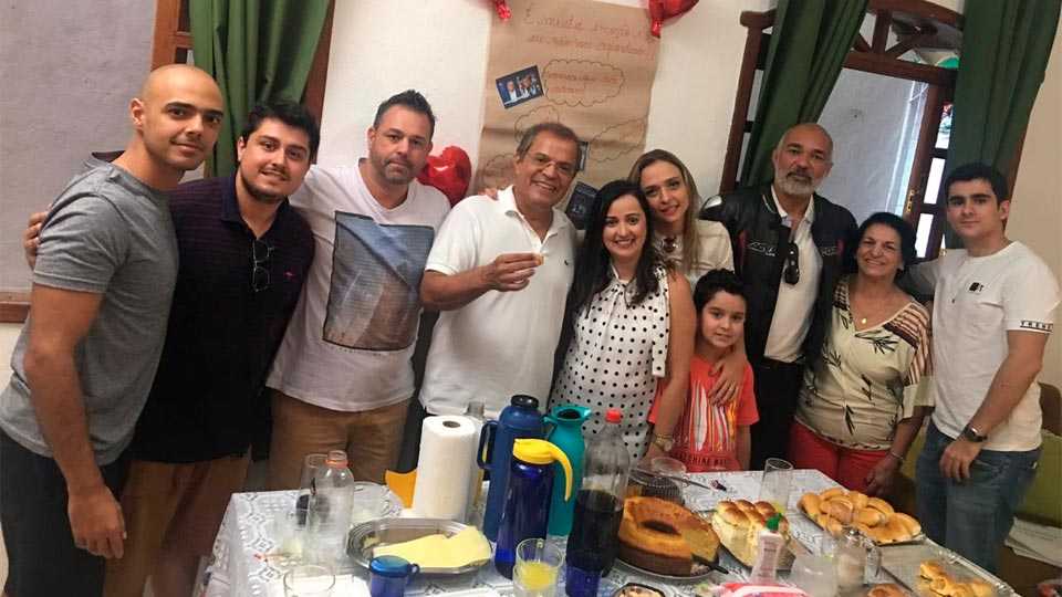 Apresentador Eduardo Costa toma café da manhã na casa de uma telespectadora da Record TV Minas