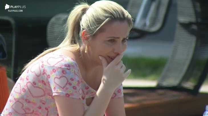 Faby Monarca chora desesperadamente por conta da aranha