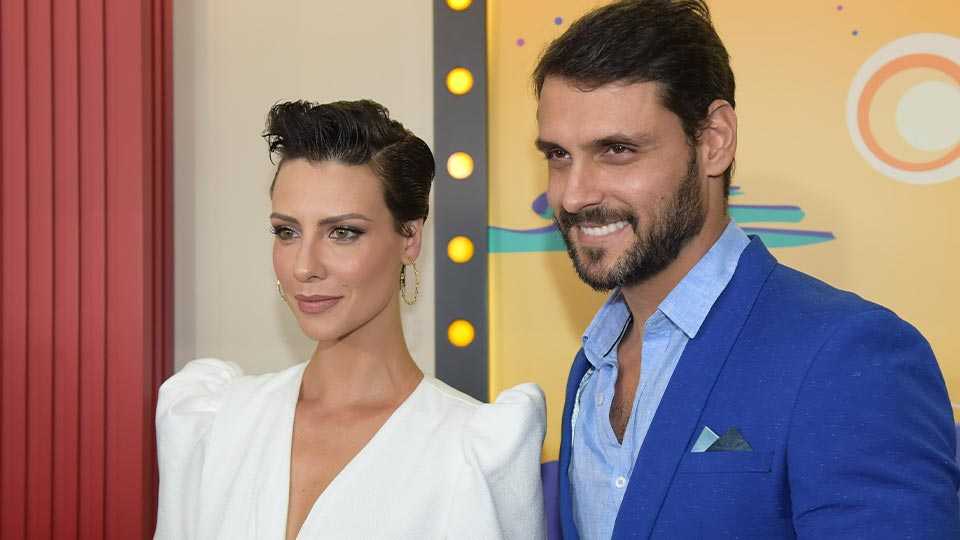 Camila Rodrigues e Felipe Cunha, protagonistas da novela Topíssima na coletiva de imprensa da Record TV