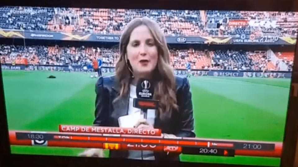 Jornalista é atingida por boloda