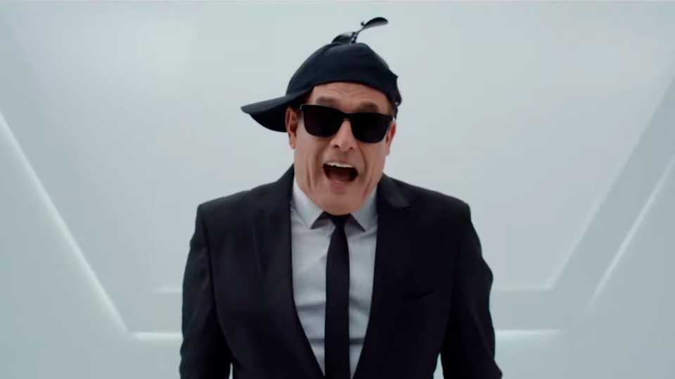 Sérgio Malandro vestido de Homem de Preto