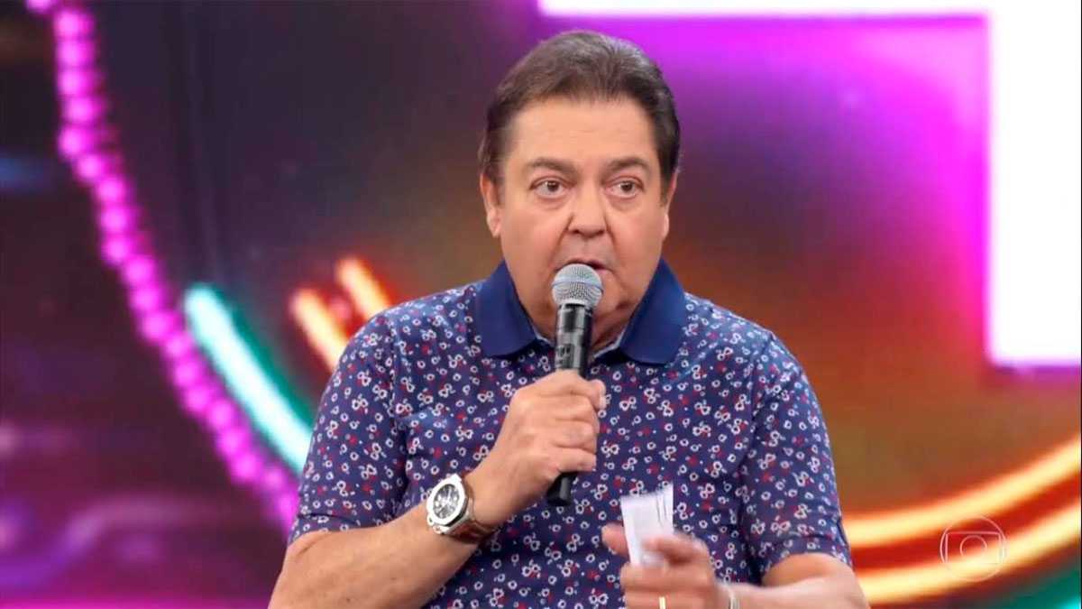 Faustão apresentando o Domingão na TV Globo, antes de assinar com a Band