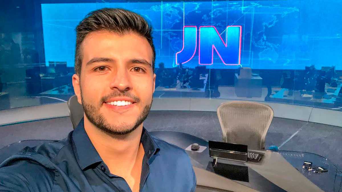 Matheus Ribeiro visita o cenário do Jornal Nacional