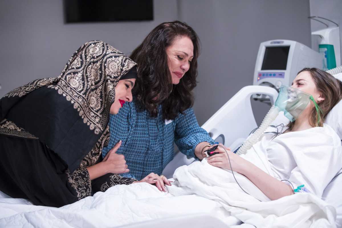 Fairouz (Yasmin Garcez) com Rania (Eliane Giardini), visitando Dalila (Alice Wegmann) Órfãos da Terra