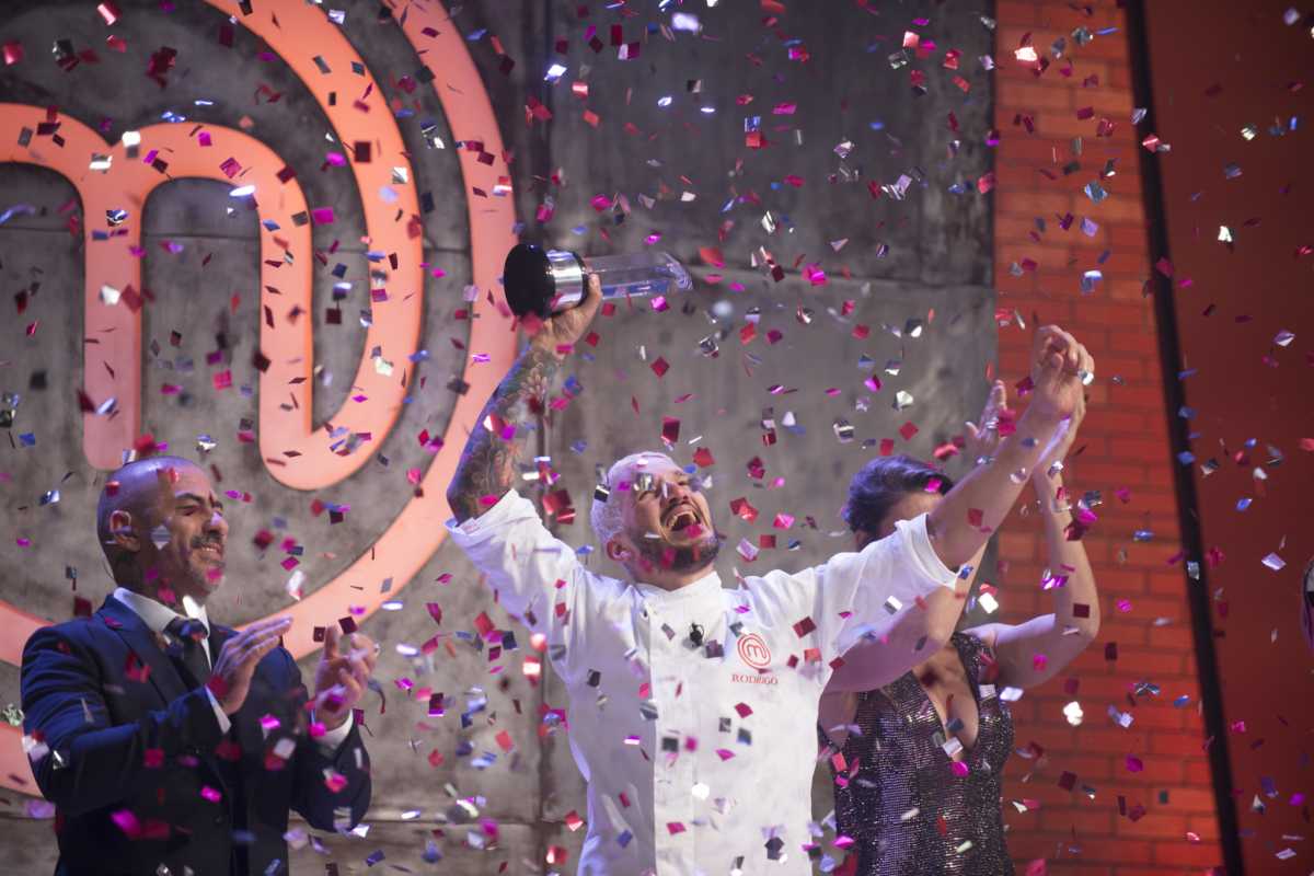 Rodrigo comemora a vitória no masterchef brasil