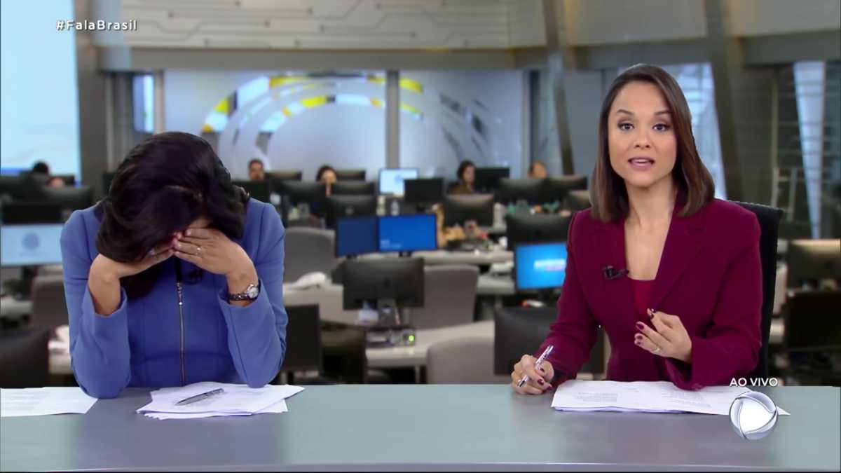 Carla Cecato abaixa a cabeça em sinal de revolta com a matéria do Fala Brasil