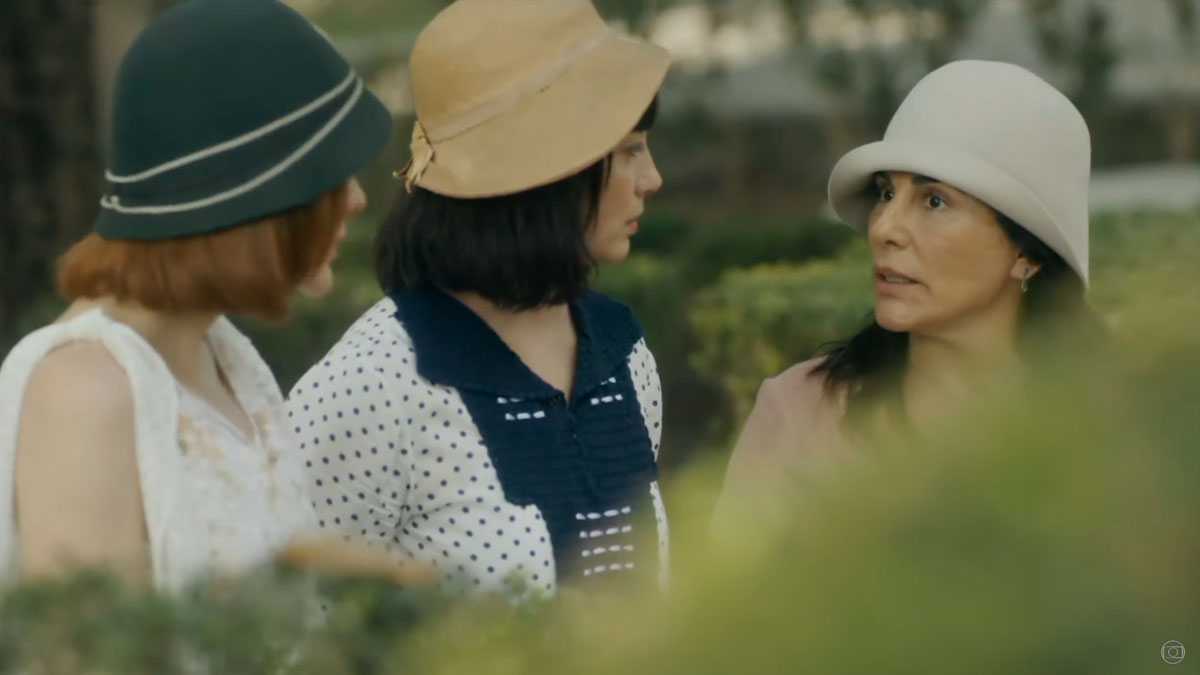 Lola (Gloria Pires), Clotilde (Simone Spoladore), Olga (Maria Eduarda de Carvalho) em cena de Éramos Seis