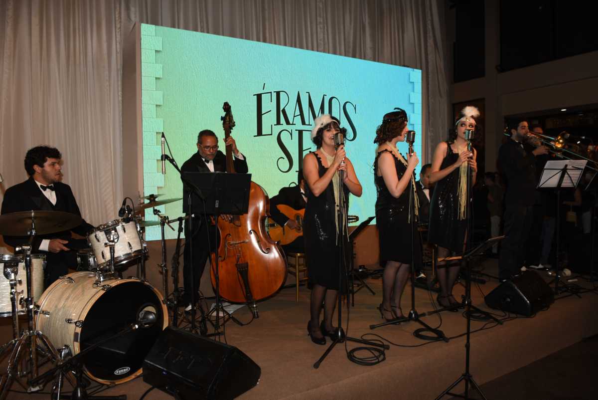 Banda que se apresentou no lançamento da novela Éramos Seis