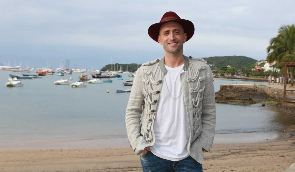 Ator Paulo Gustavo em uma praia