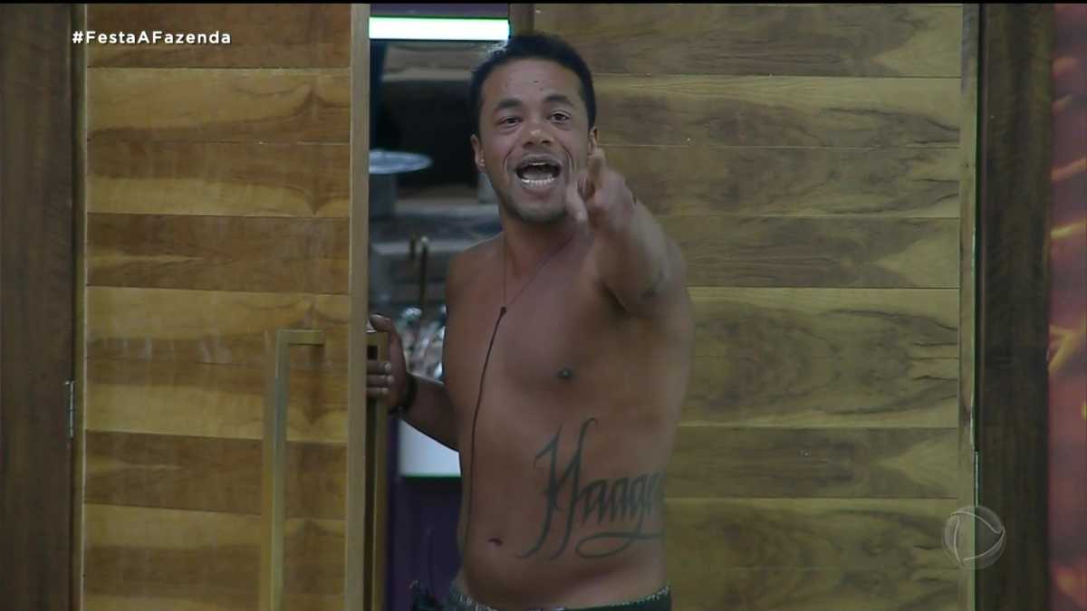 Phellipe Haagensen durante briga generalizada em A fazenda 11
