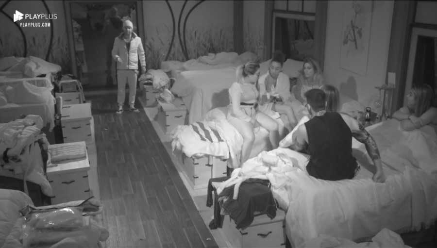 Tati Dias conversam com os peões no quarto de A Fazenda 11