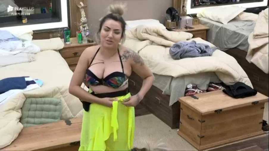 Thayse faz imitação de MC Loma em A Fazenda 11