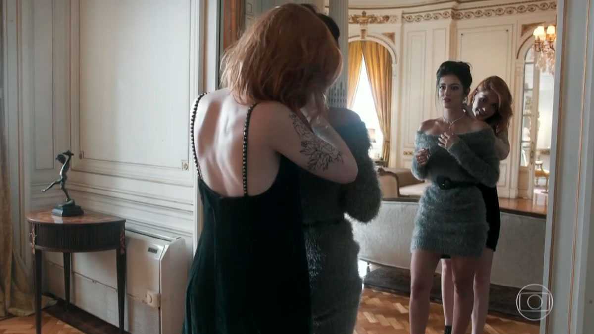 Valéria presenteia Camila em cena de Órfãos da Terra