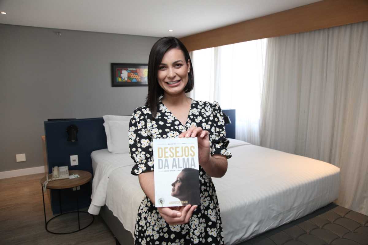 Andressa Urach apresenta seu segundo livro 'Desejos da Alma'