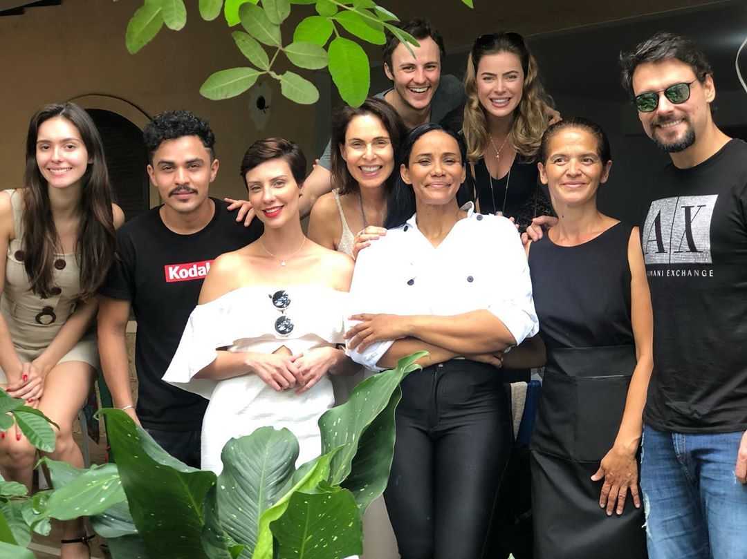 Atores de Topíssima posam ao lado da chef Roberta