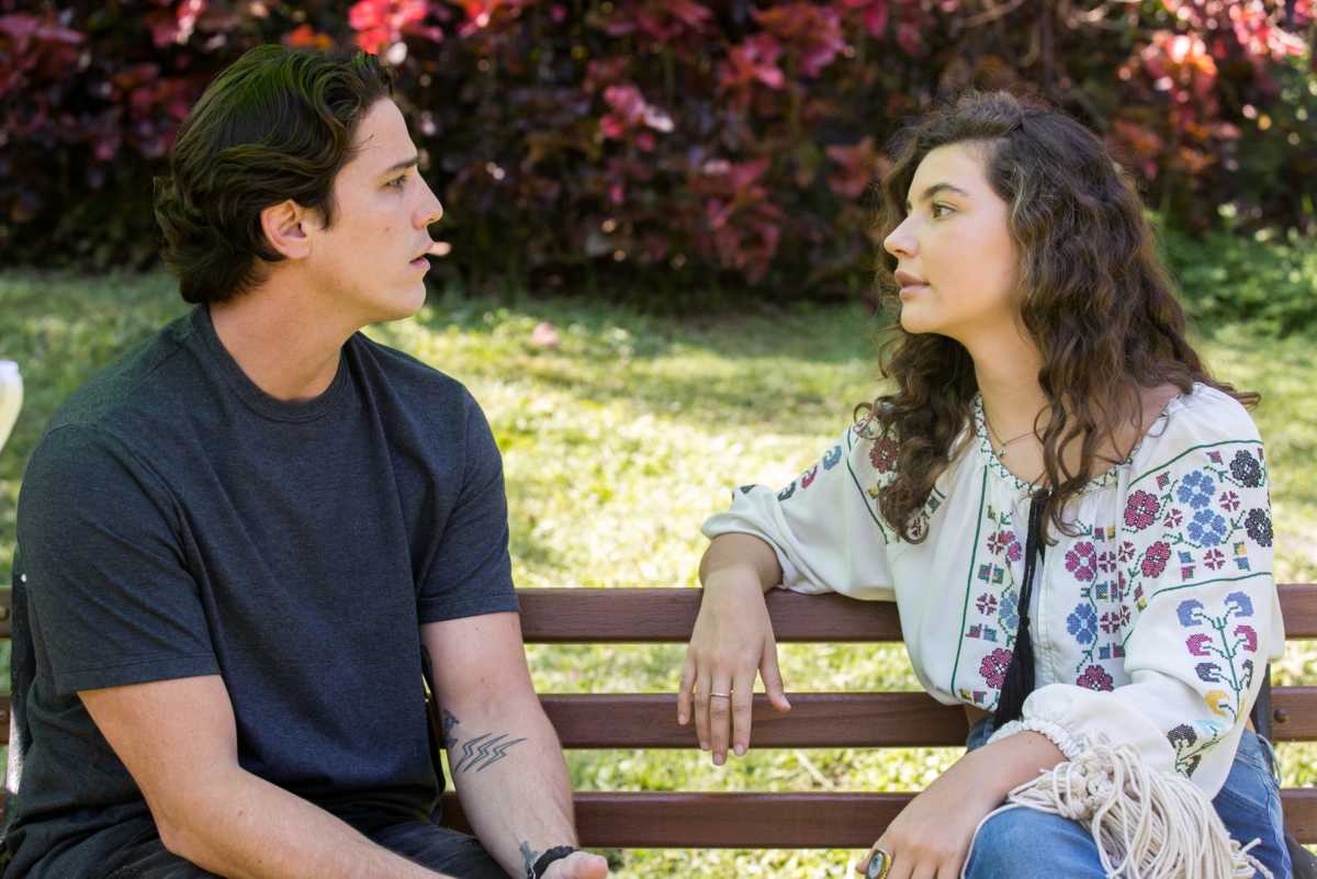 Rui (Romulo Arantes Neto) e Rita (Alanis Guillen) conversam em Malhação Toda Forma de Amar