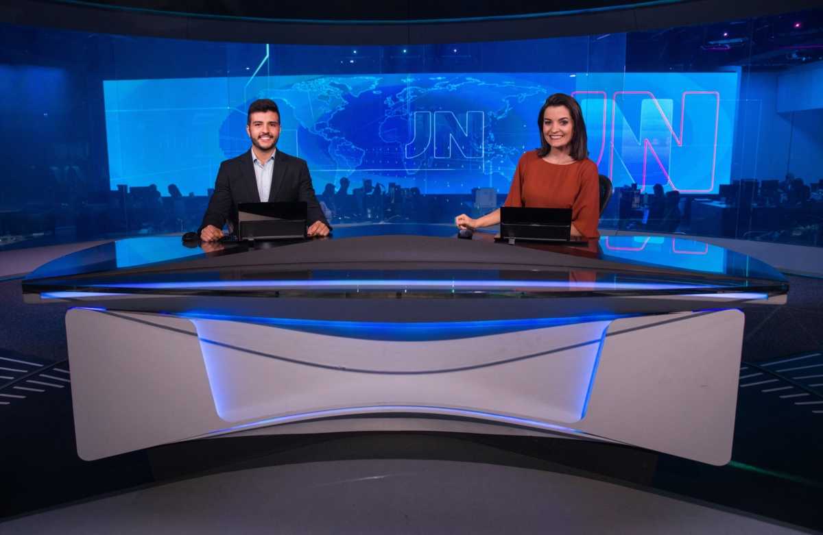 Matheus Ribeiro, de Goiás, e Larissa Pereira, da Paraíba, na bancada do JN
