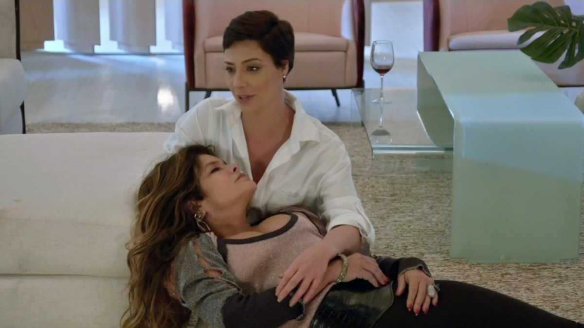 Sophia (Camilla Rodrigues) segura Lara (Cristiana Oliveira) morta
