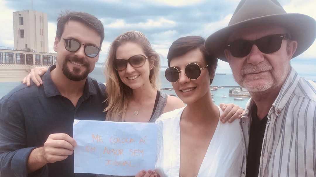 Felipe Cunha e Camila Rodrigues brincam com o diretor geral de Topíssima nós intervalos das gravações na Bahia